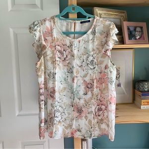 Floral blouse with ruffle sleeves